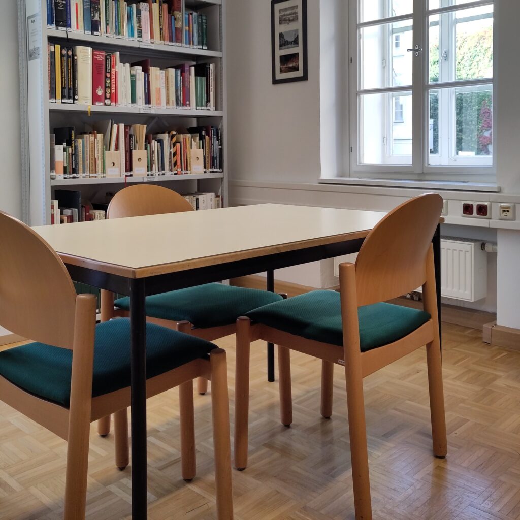 Leseplatz in der Regionalhistorischen Studienbibliothek in Steyr.