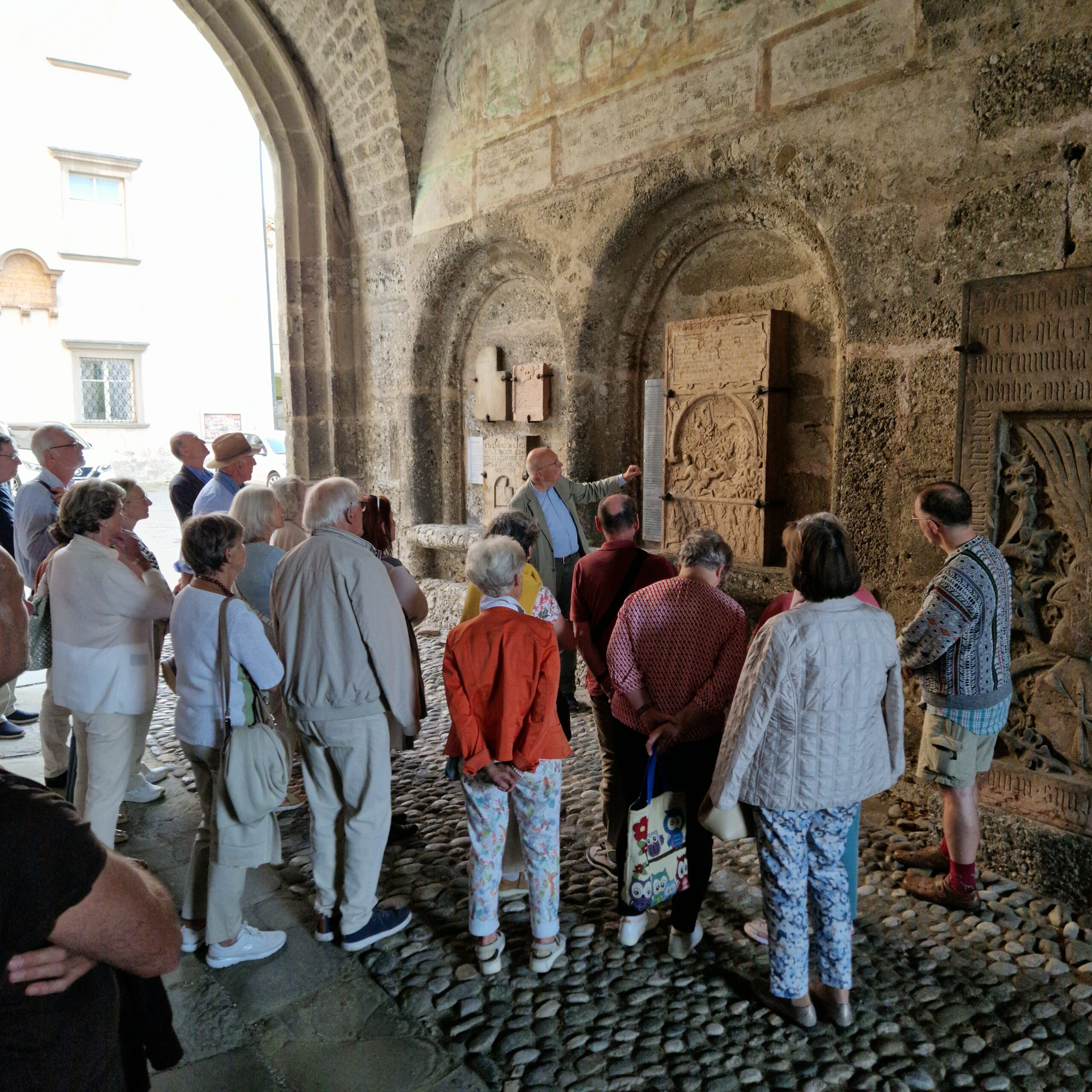 Eine Gruppe bei einer Führung zu den Grabdenkmälern bei der Stadtpfarrkirche Steyr.