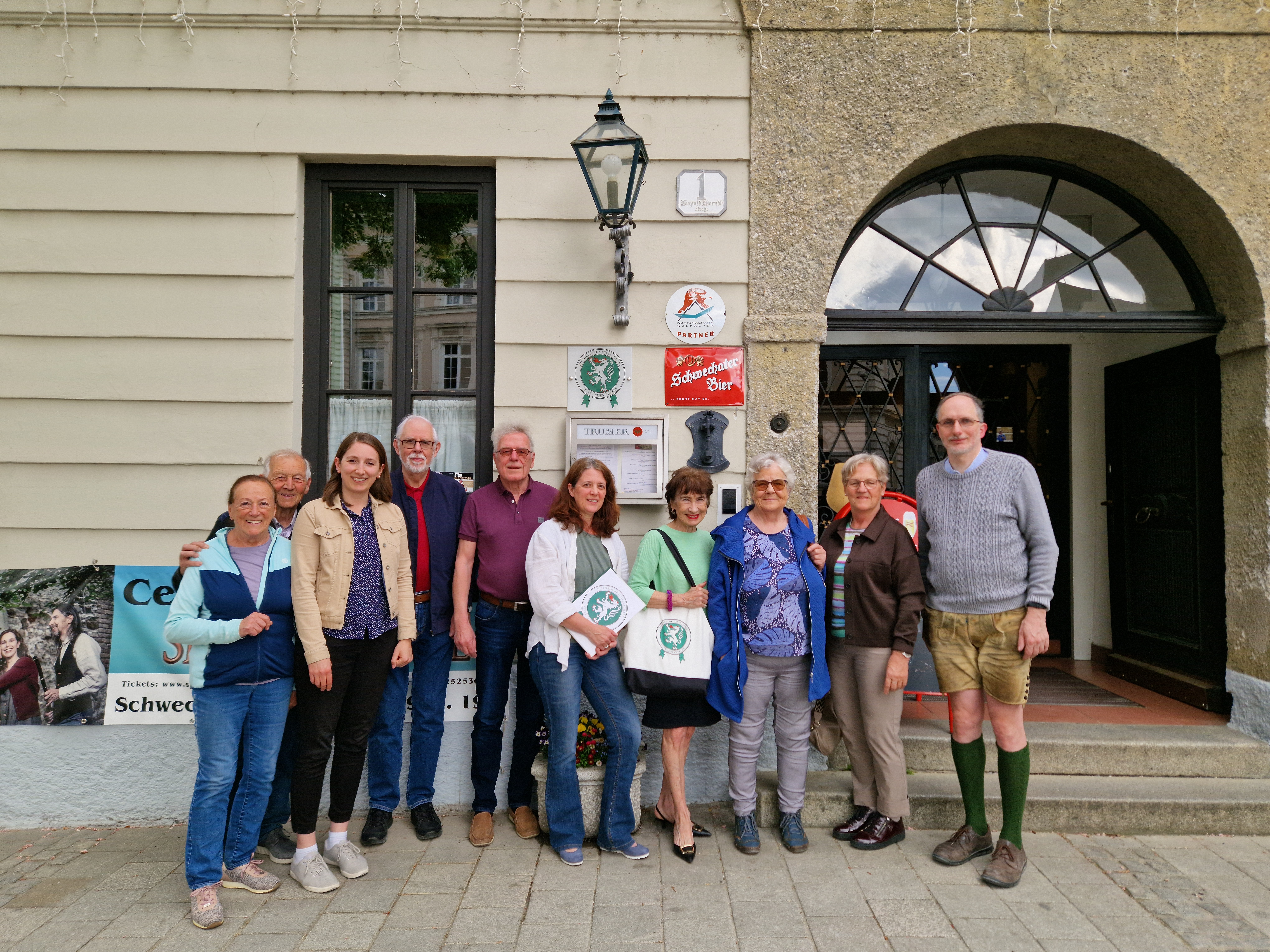 Vereinsmitglieder und der Vorstand sowie Gastronom Wolfgang Pötzl vor dem Schwechaterhof, wo nun das Logo des Vereins zu sehen ist.