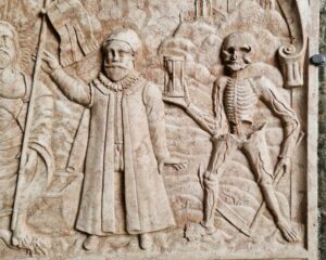 Relief auf einer Grabplatte bei der Stadtpfarrkirche Steyr.