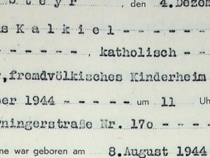 Detailaufnahme aus einem Sterbebuch mit dem Begriff "fremdvölkisches Kinderheim".