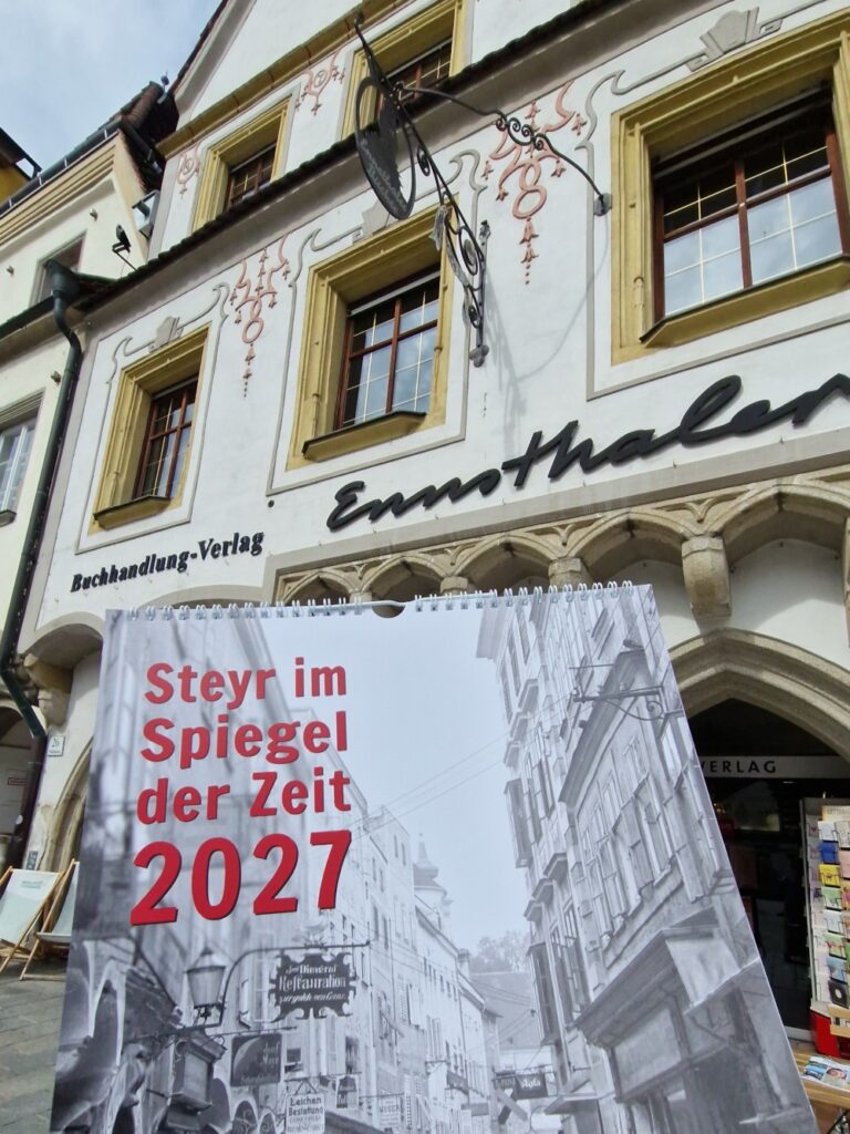 Der Kalender für 2027 mit der Buchhandlung Ennsthaler im Hintergrund.