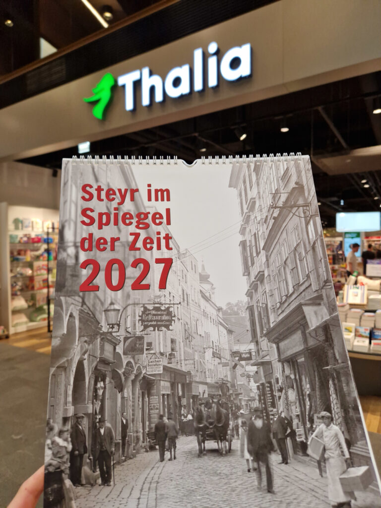 Der Kalender für 2027 mit der Buchhandlung Thalia im Hintergrund.